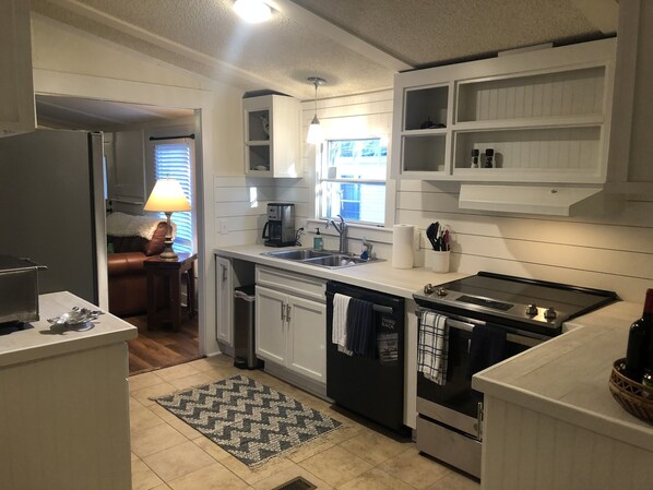 Fridge, microwave, oven, stovetop - Beaufort -Close to Parris Island and Historic Downtown, New Renovation, Sleeps 8 (Beaufort)