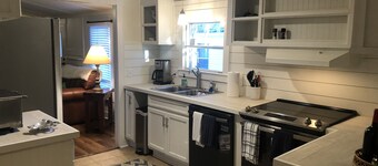 Beaufort -Close to Parris Island and Historic Downtown, New Renovation, Sleeps 8