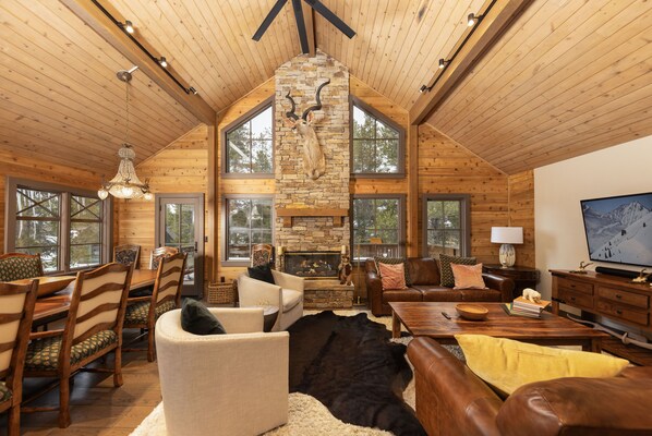 Smart TV, chimenea, reproductor de DVD y tenis de mesa 