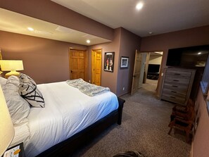 5 bedrooms, desk, iron/ironing board, free WiFi