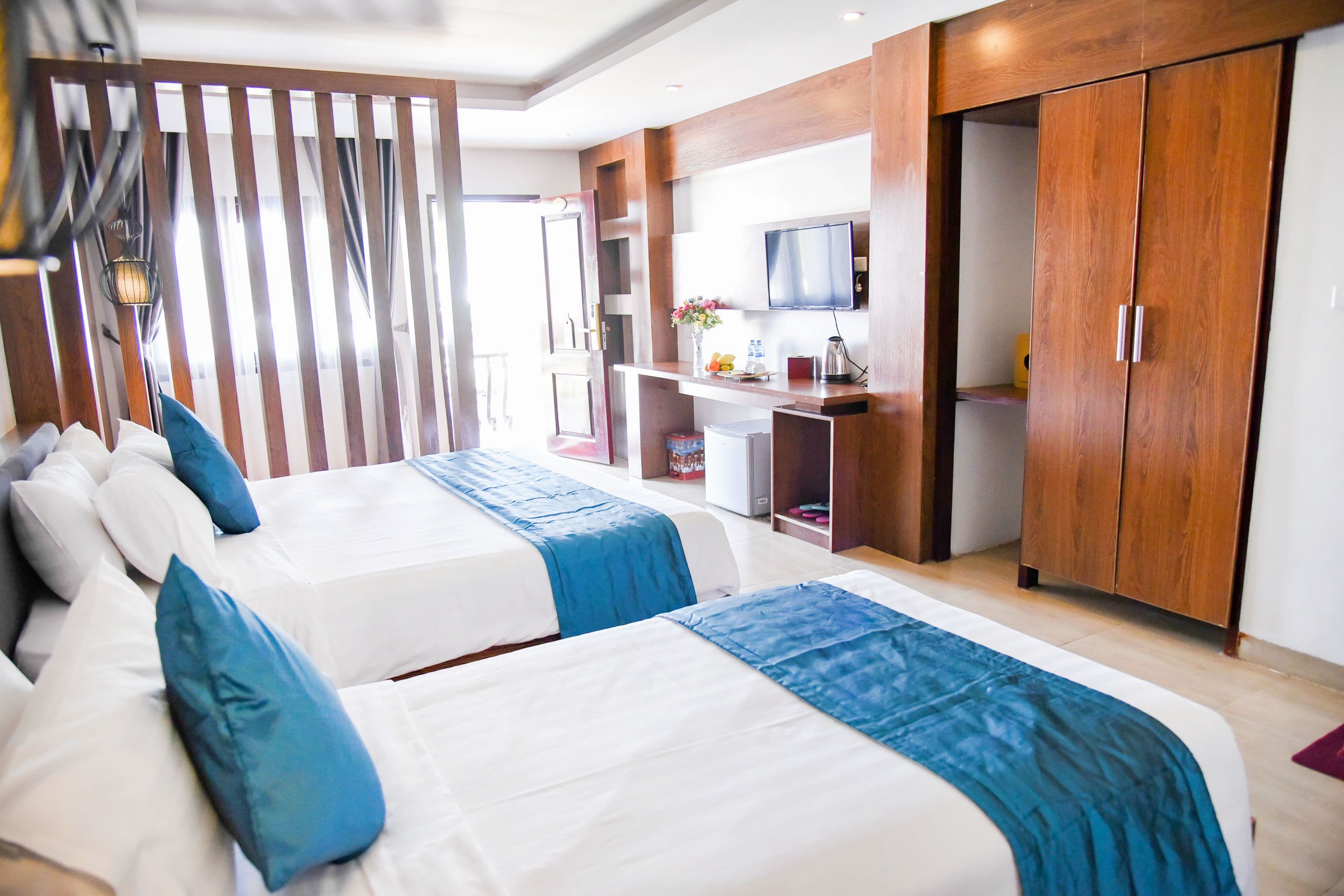 family room | minibar, in-room safe, blackout curtains, soundproofing