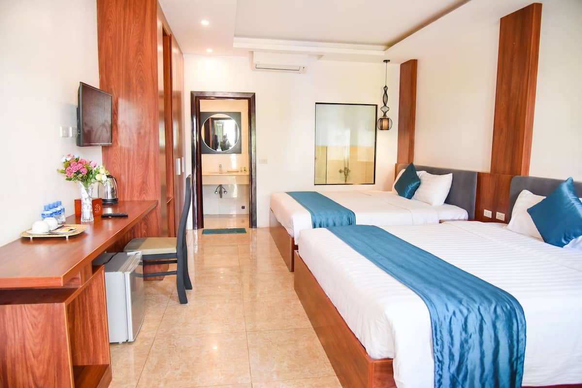 family room | minibar, in-room safe, blackout curtains, soundproofing