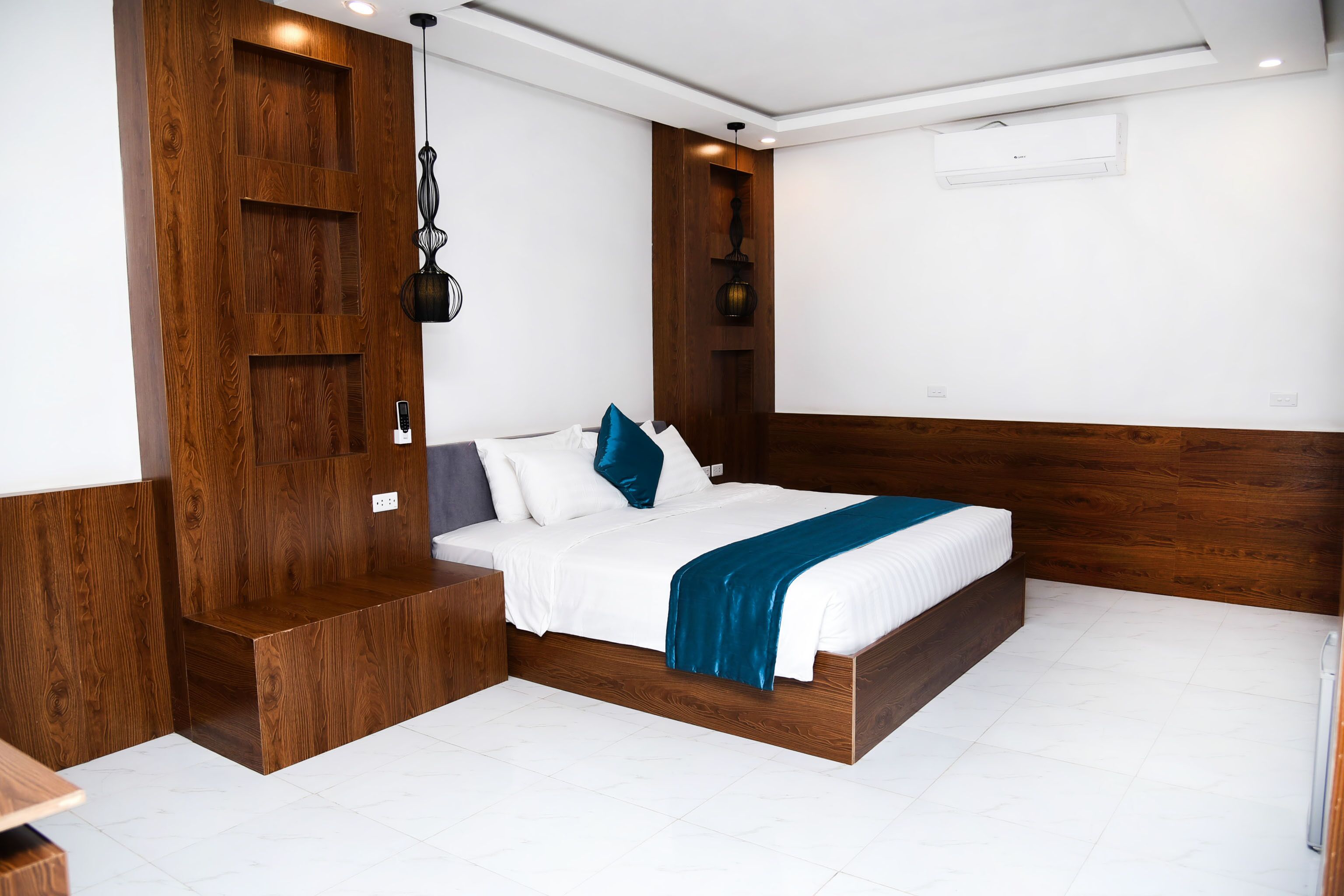 Deluxe Double or Twin Room | Minibar, in-room safe, blackout curtains, soundproofing