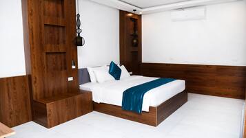 Deluxe Double or Twin Room | Minibar, in-room safe, blackout curtains, soundproofing