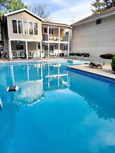 Close to lot of shopping areas, eateries, bars and more. Ideal for monthly stays