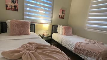 2 slaapkamers, een bureau, een strijkplank/strijkijzer, gratis wifi