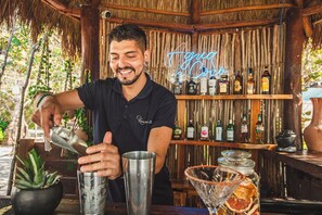 Phục vụ bữa sáng, bữa trưa, bữa tối và bữa sáng muộn