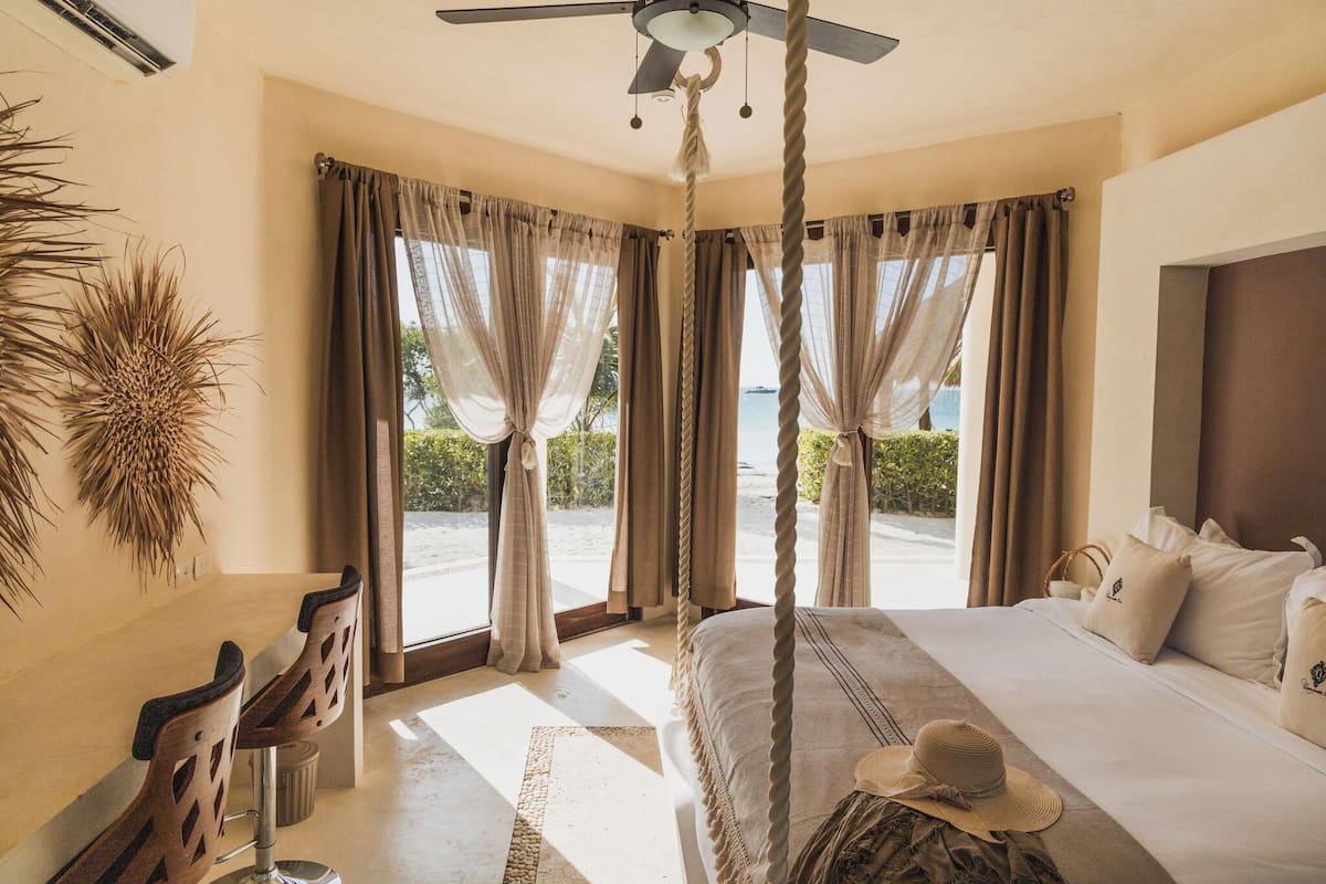 Ropa de cama de alta calidad y caja de seguridad en la habitación