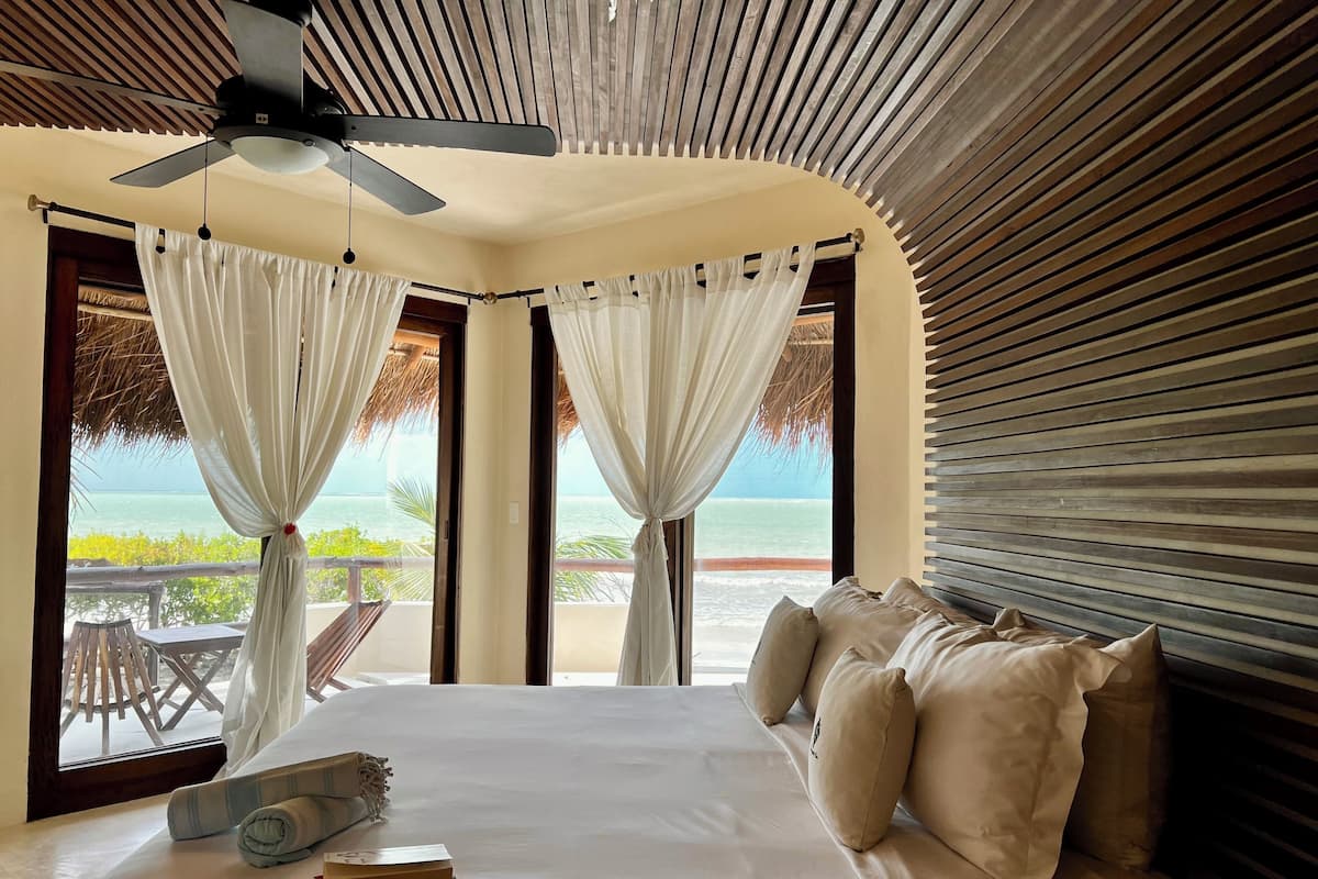 Ropa de cama de alta calidad y caja de seguridad en la habitación