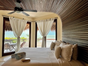 Camera Deluxe, vasca da bagno, vista spiaggia | Biancheria da letto di alta qualità, una cassaforte in camera