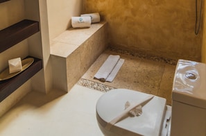 Douche, douche à « effet pluie », articles de toilette gratuits