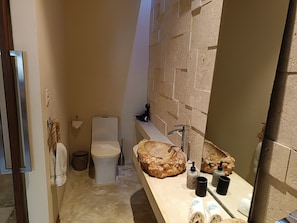 Douche, douche à « effet pluie », articles de toilette gratuits
