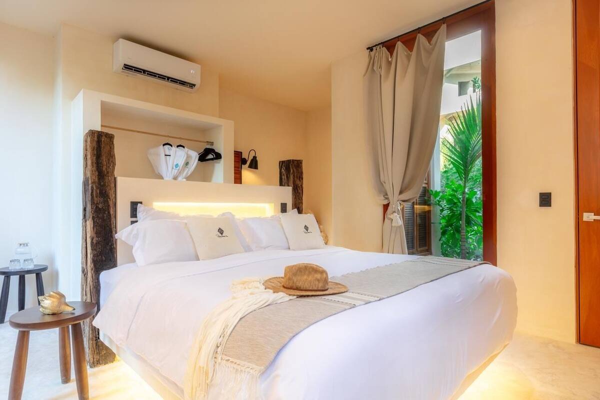 Ropa de cama de alta calidad y caja de seguridad en la habitación 