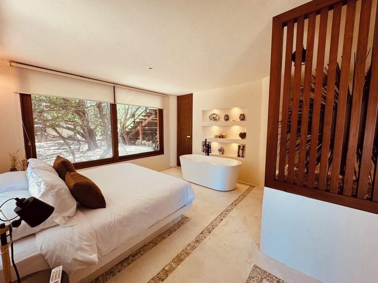 华丽客房, 浴缸, 部分海洋景观 | 高档床上用品、客房内保险箱、特色装修、特色家居