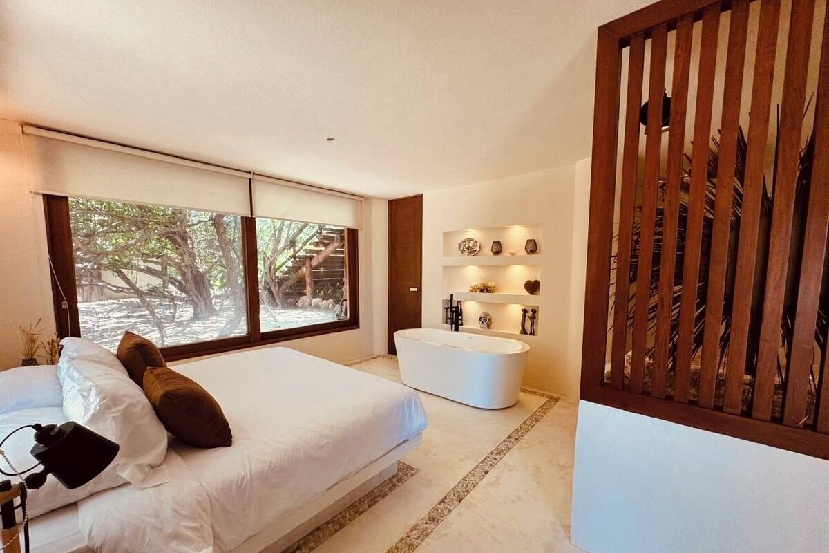 Ropa de cama de alta calidad y caja de seguridad en la habitación 