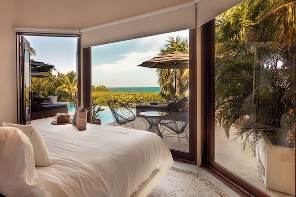 Ropa de cama de alta calidad y caja de seguridad en la habitación