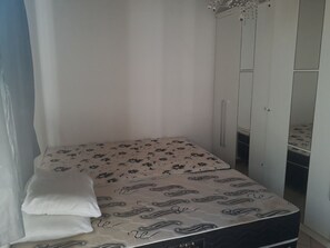 2 bedrooms, iron/ironing board, WiFi