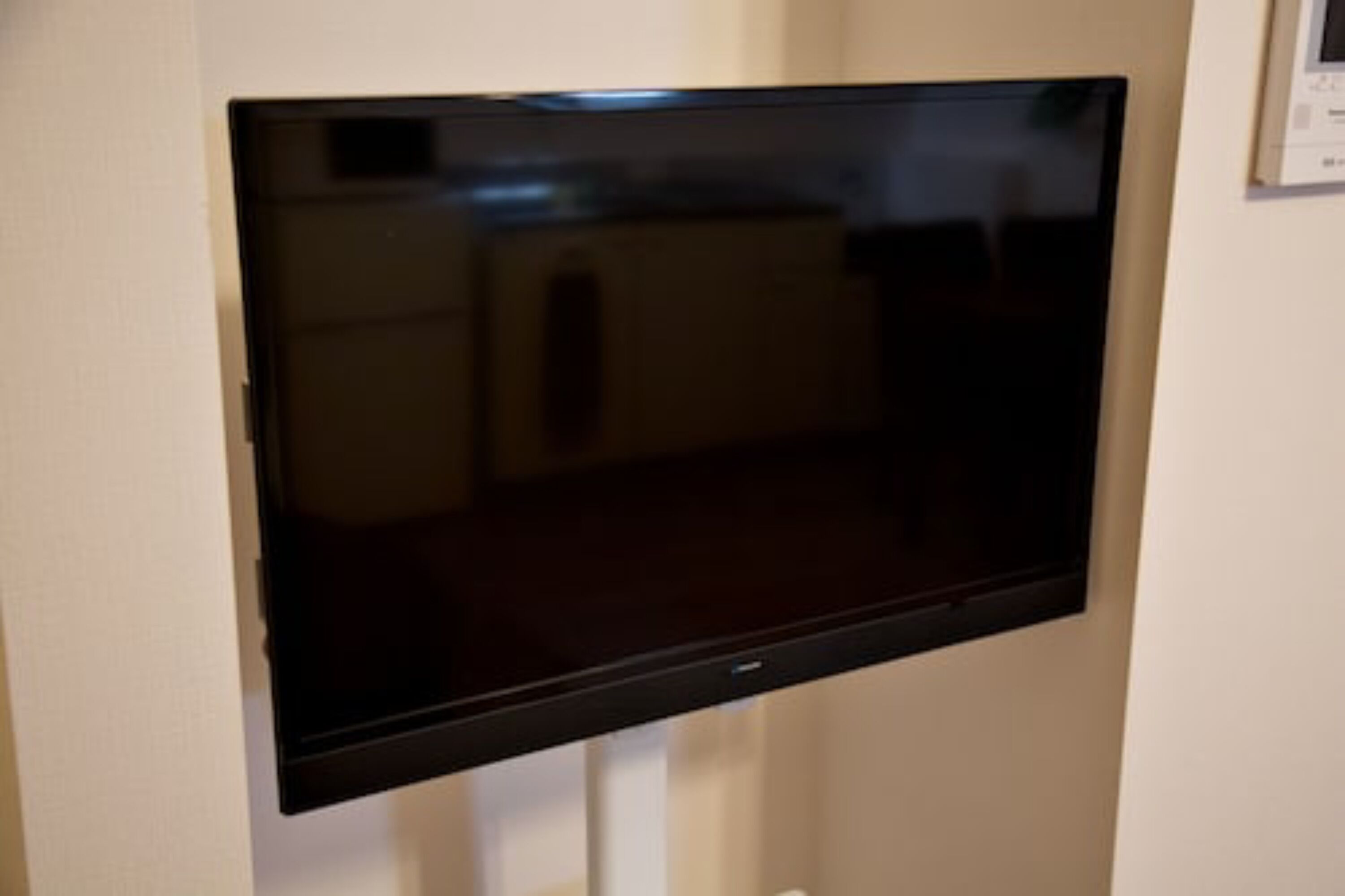 Een flatscreen televisie bevestigd aan een muur.