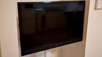 Een flatscreen televisie bevestigd aan een muur.