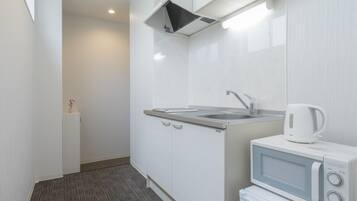Triple Room | Private kitchenette | Fridge, microwave, stovetop, electric kettle