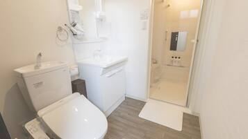 Triple Room | Bathroom | Separate tub and shower, free toiletries, hair dryer, slippers