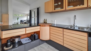Cafeteira/chaleira, geladeira, fogão, cooktop