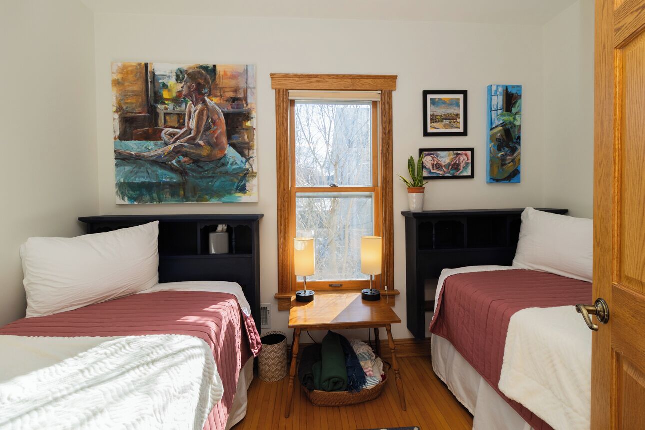 5 bedrooms, desk, iron/ironing board, travel cot