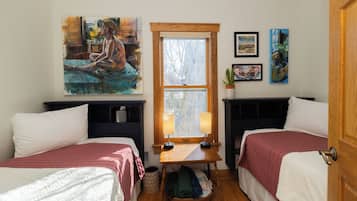 5 bedrooms, desk, iron/ironing board, travel cot