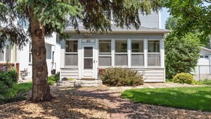 Une maison de plain-pied, portant le numéro 415, avec un porche à l’avant et une pelouse bien entretenue.