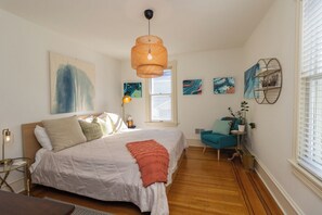 5 Schlafzimmer, Schreibtisch, Bügeleisen/Bügelbrett, Reisekinderbett