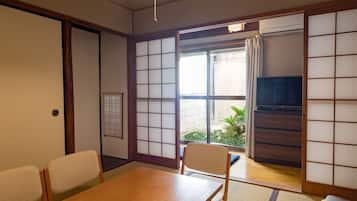2 bedrooms, desk, free WiFi, bed sheets