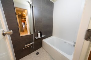 Ferienhaus (Private Vacation Home (50sq.m)) | Badezimmer | Duschwanne, kostenlose Toilettenartikel, Haartrockner, Hausschuhe