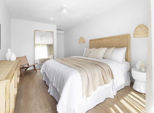 King Room | In-room safe, soundproofing, iron/ironing board, free WiFi - Loea Boutique Hotel (Maroochydore)