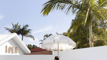 Kolam renang outdoor, dengan kursi berjemur