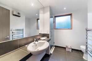 House, 4 Bedrooms, Lake View | Bathroom