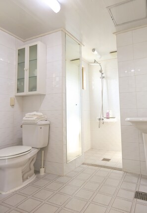 Deep soaking tub, free toiletries, hair dryer, slippers - Hong Yang (Jeju City)