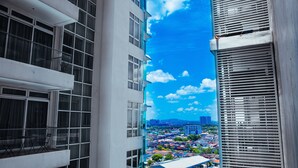Un immeuble de grande hauteur doté de grandes fenêtres et offrant une vue sur le paysage urbain.