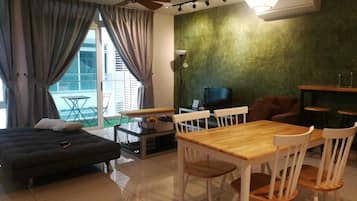 The Emerald Studio (B-26-02) | Bathroom | Combined shower/bathtub, hair dryer, towels, soap