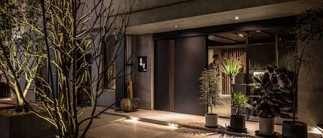 Front of property â evening/night