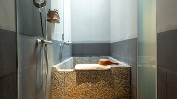 Habitación Confort doble | Baño | Bañera y ducha independientes y bañera de agua termal