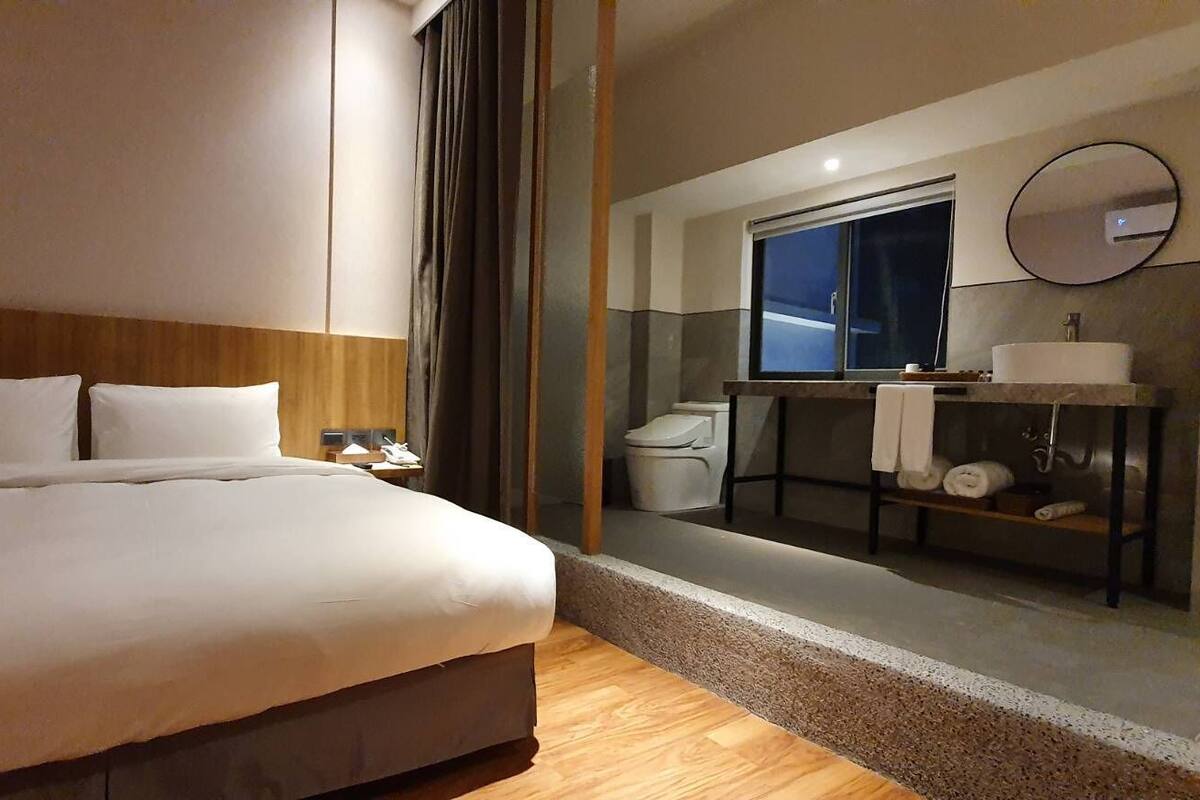 Suite with City View | Down duvets, pillow-top beds, blackout curtains, soundproofing