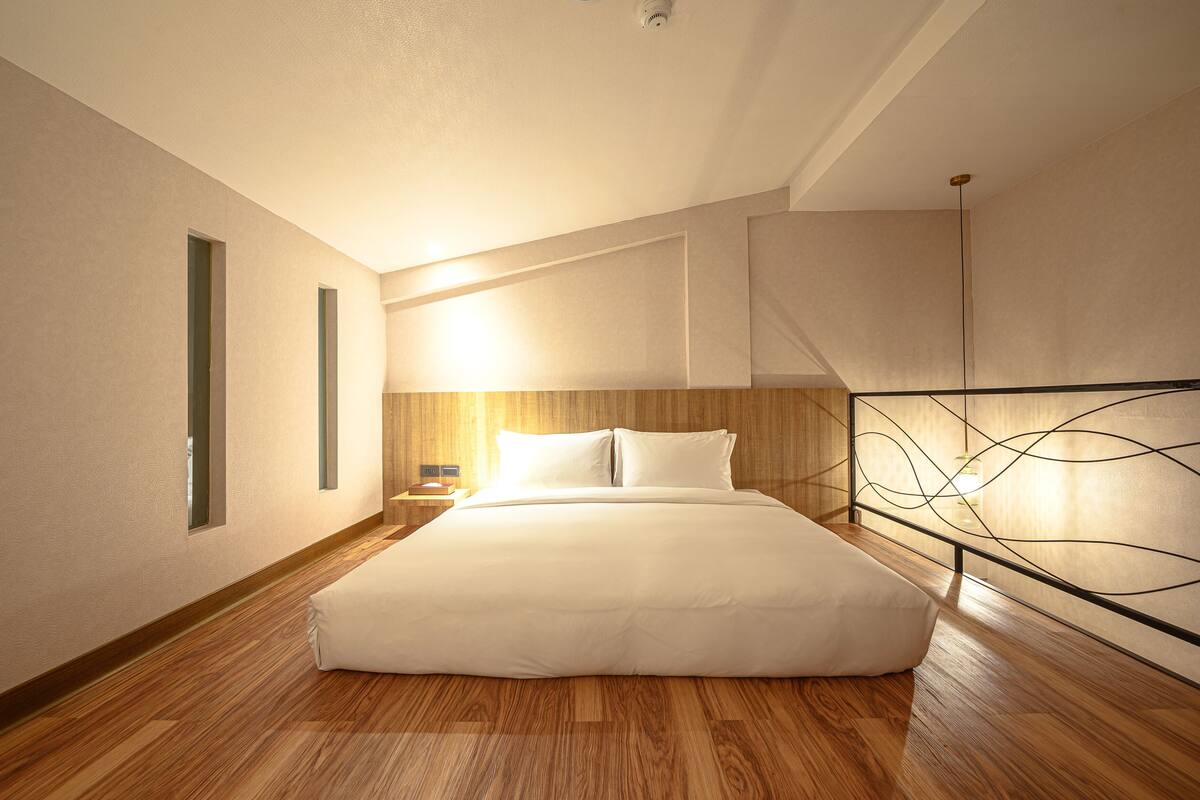 Duplex Suite | Down duvets, pillow-top beds, blackout curtains, soundproofing