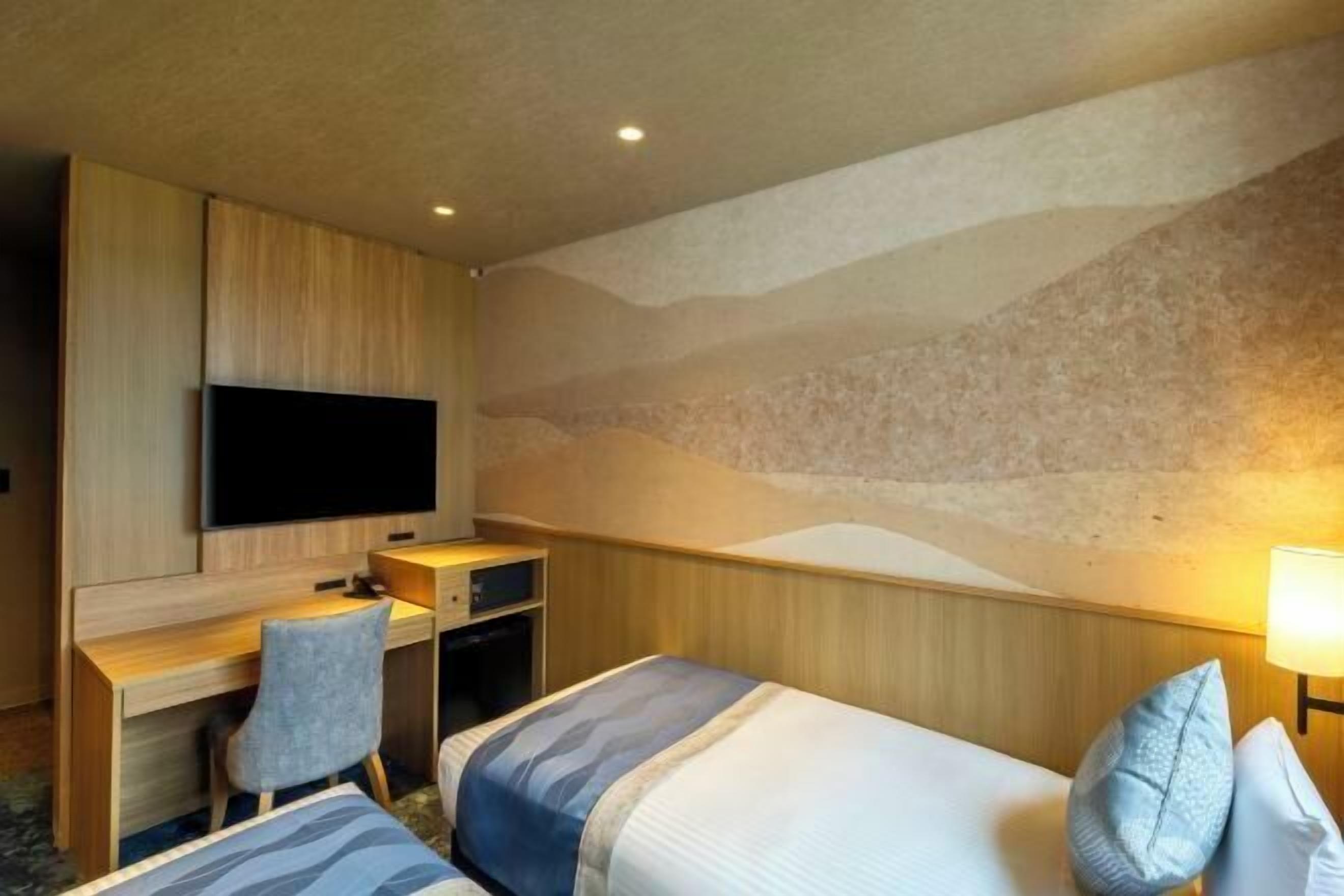Premium bedding, in-room safe, free WiFi, bed sheets