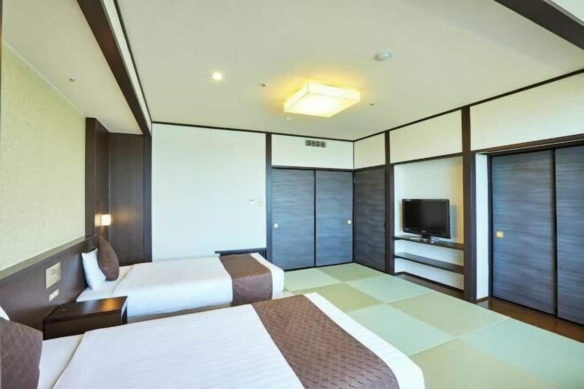 Premium bedding, in-room safe, free WiFi, bed sheets