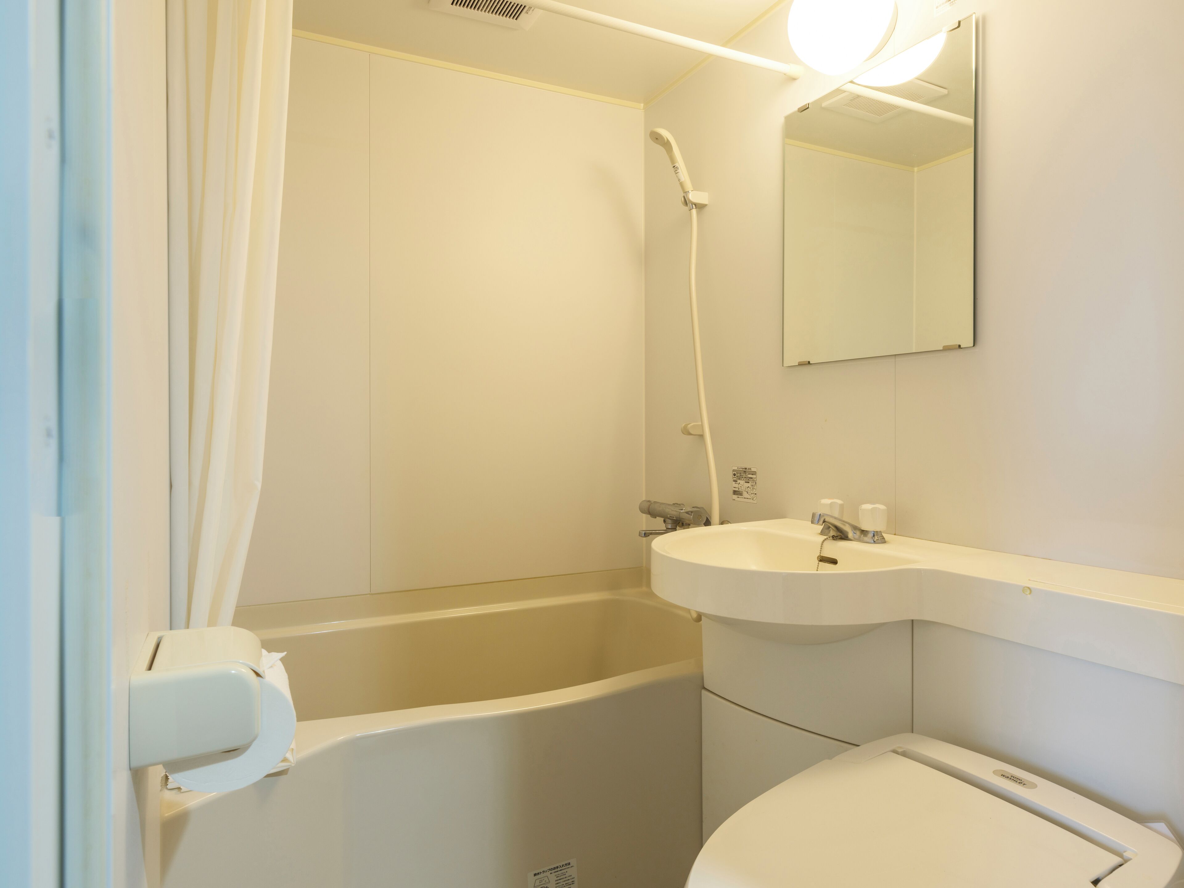 Ein Badezimmer mit einer Badewanne, einem Waschbecken und einer Toilette.