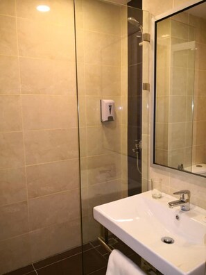 Douche, articles de toilette (gratuits), séchoir à cheveux, pantoufles