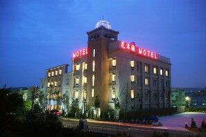 Fassade der Unterkunft – Abend/Nacht