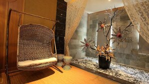 淋浴/盆浴组合、免费洗浴用品、吹风机、拖鞋