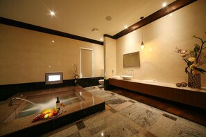 ฝักบัวในอ่างอาบน้ำ, ของใช้ในห้องน้ำฟรี, ไดร์เป่าผม, รองเท้าสวมภายในห้อง