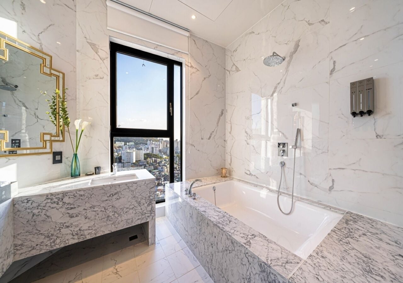 Royal Suite (Netflix/ Youtube Available on TV) | Bathroom | Combined shower/tub, designer toiletries, hair dryer, bathrobes